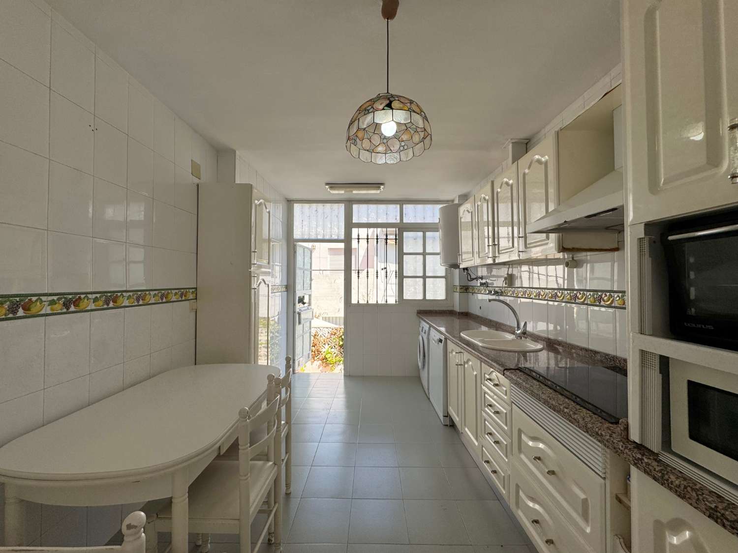 Chalet adosado en exccelente ubicación con parling privado y piscina comunitaria.