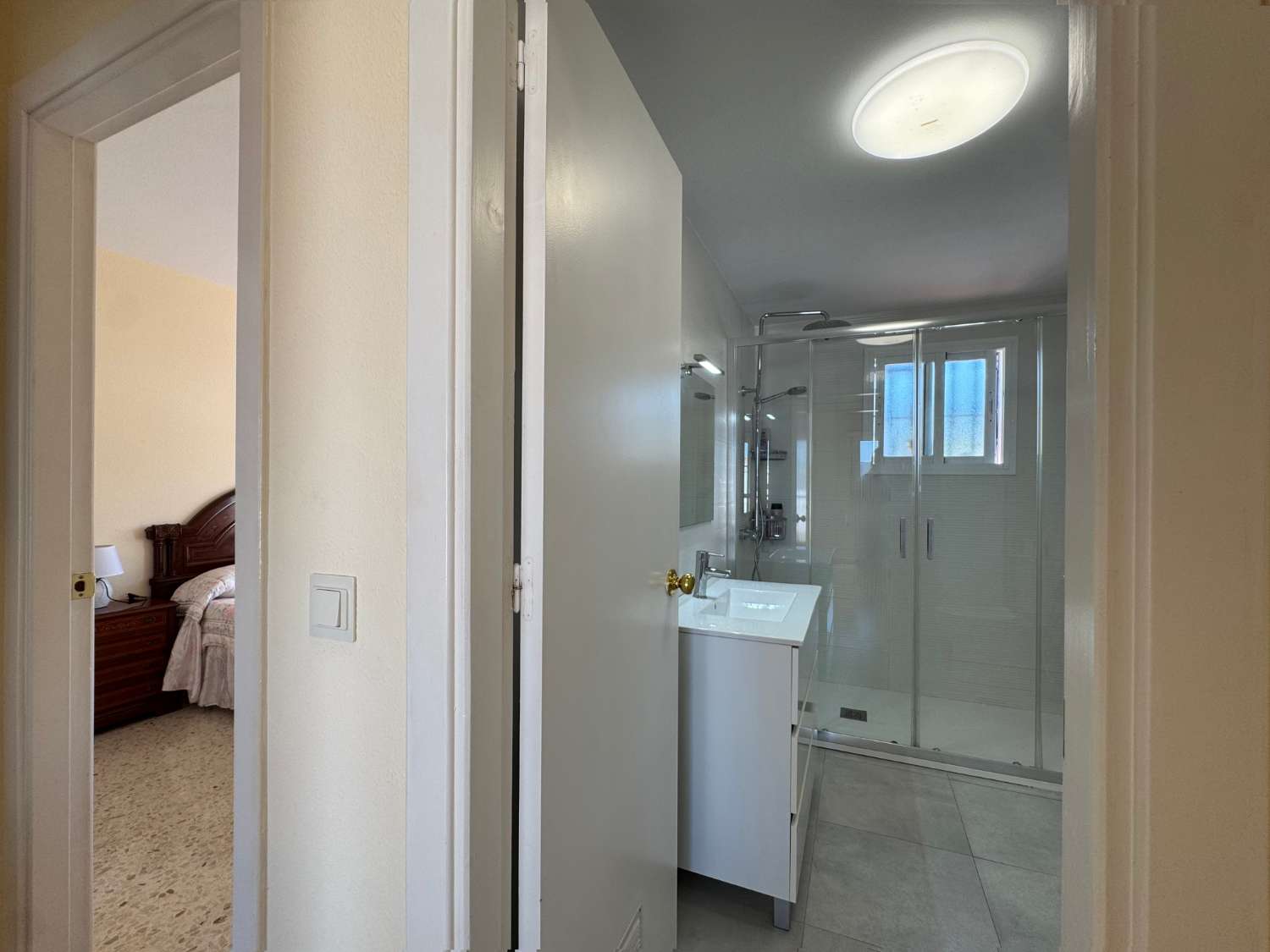 Chalet adosado en exccelente ubicación con parling privado y piscina comunitaria.