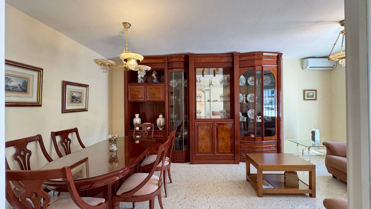 Chalet adosado en exccelente ubicación con parling privado y piscina comunitaria.