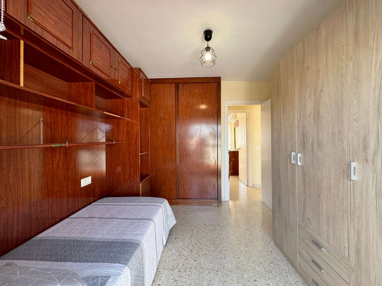 Chalet adosado en exccelente ubicación con parling privado y piscina comunitaria.