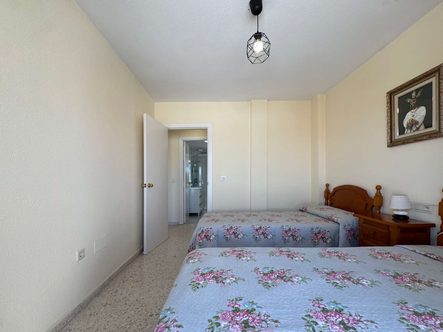 Chalet adosado en exccelente ubicación con parling privado y piscina comunitaria.