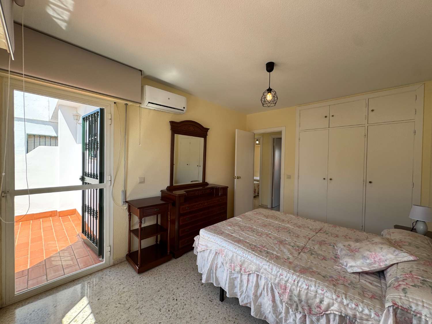 Chalet adosado en exccelente ubicación con parling privado y piscina comunitaria.