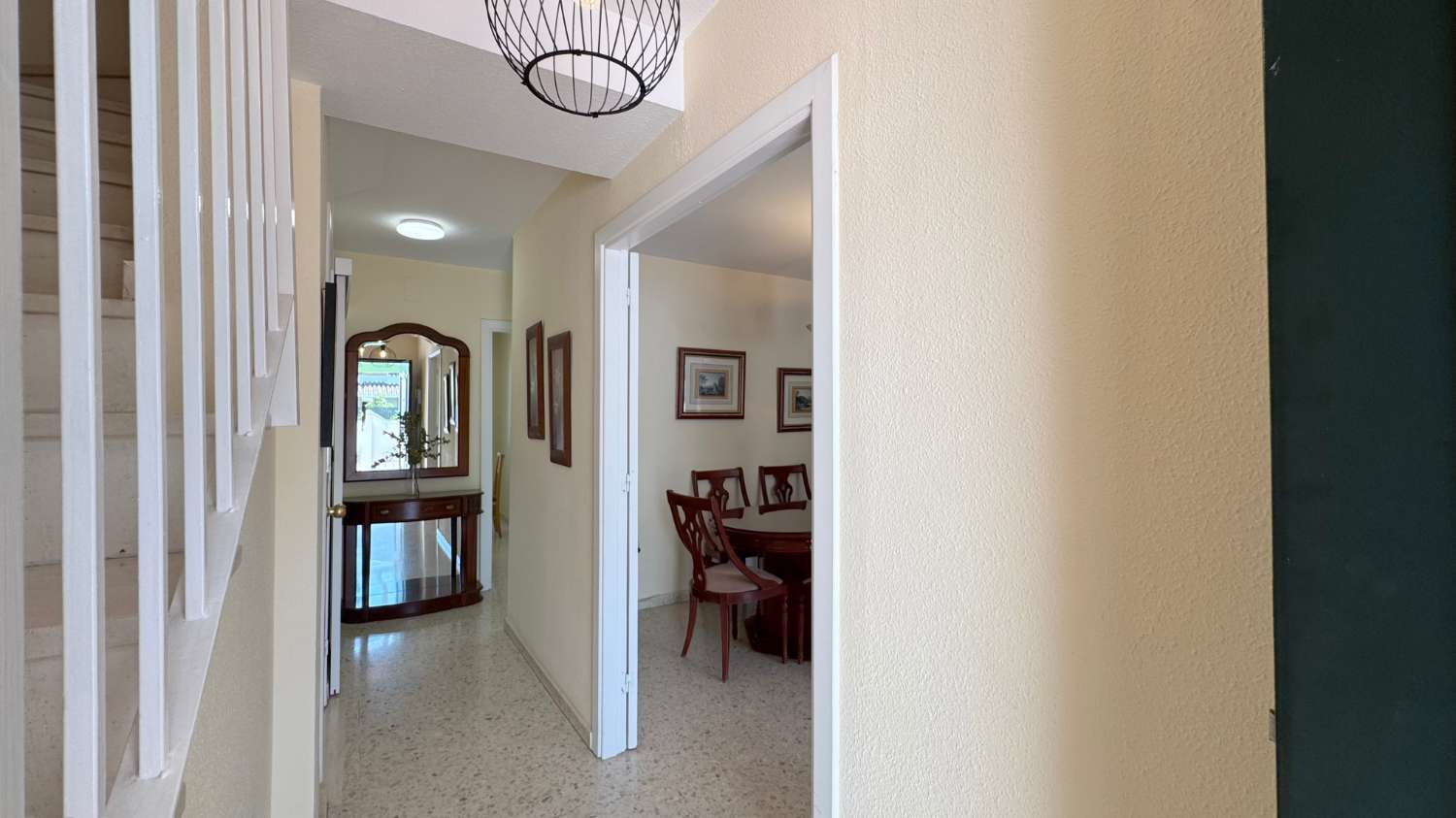 Chalet adosado en exccelente ubicación con parling privado y piscina comunitaria.