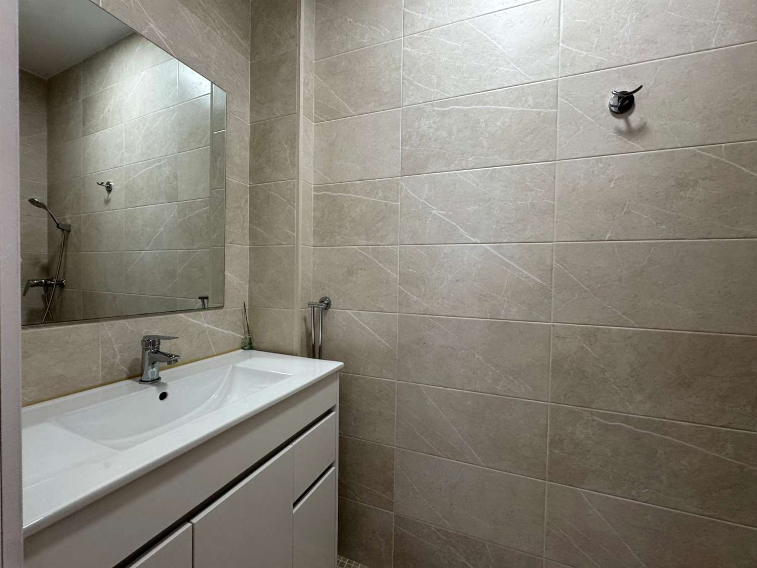 Chalet adosado en exccelente ubicación con parling privado y piscina comunitaria.