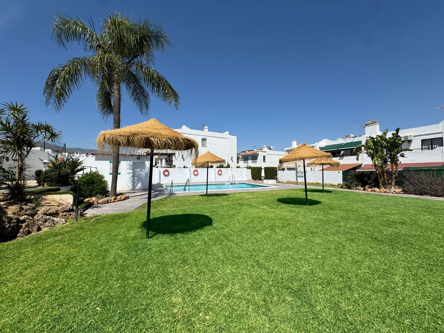 Chalet adosado en exccelente ubicación con parling privado y piscina comunitaria.
