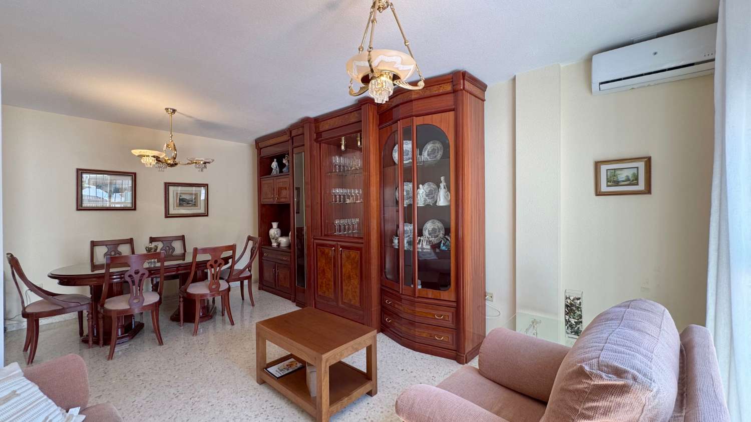 Chalet adosado en exccelente ubicación con parling privado y piscina comunitaria.