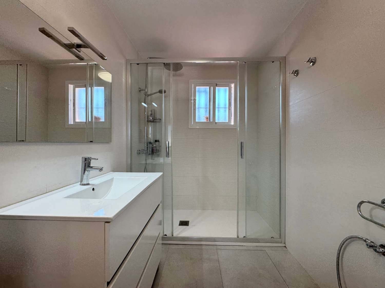 Chalet adosado en exccelente ubicación con parling privado y piscina comunitaria.