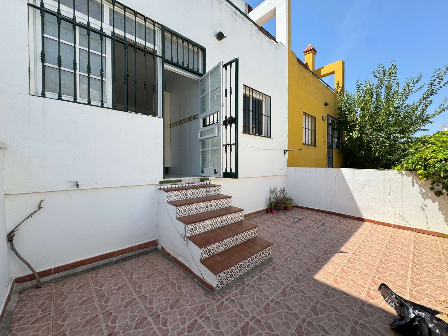 Chalet adosado en exccelente ubicación con parling privado y piscina comunitaria.