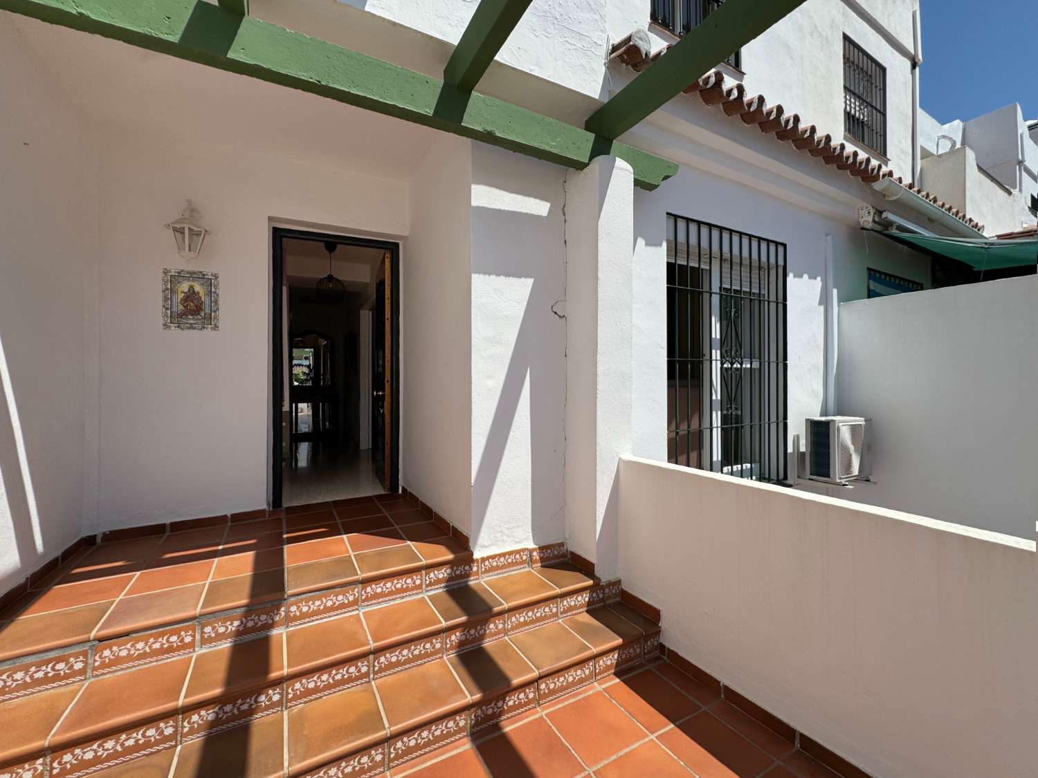 Chalet adosado en exccelente ubicación con parling privado y piscina comunitaria.