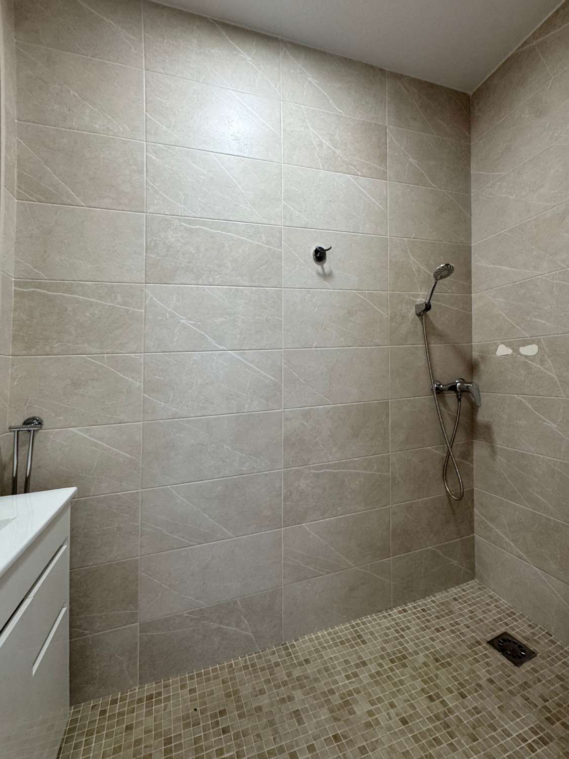 Chalet adosado en exccelente ubicación con parling privado y piscina comunitaria.