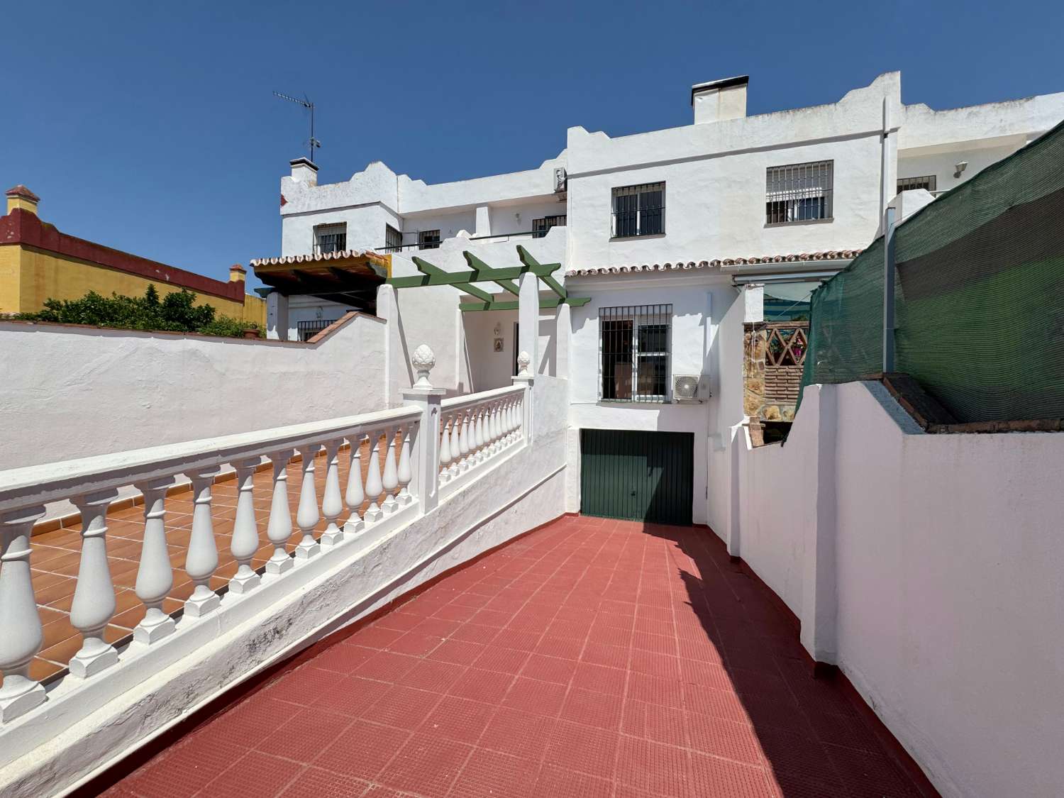 Chalet adosado en exccelente ubicación con parling privado y piscina comunitaria.