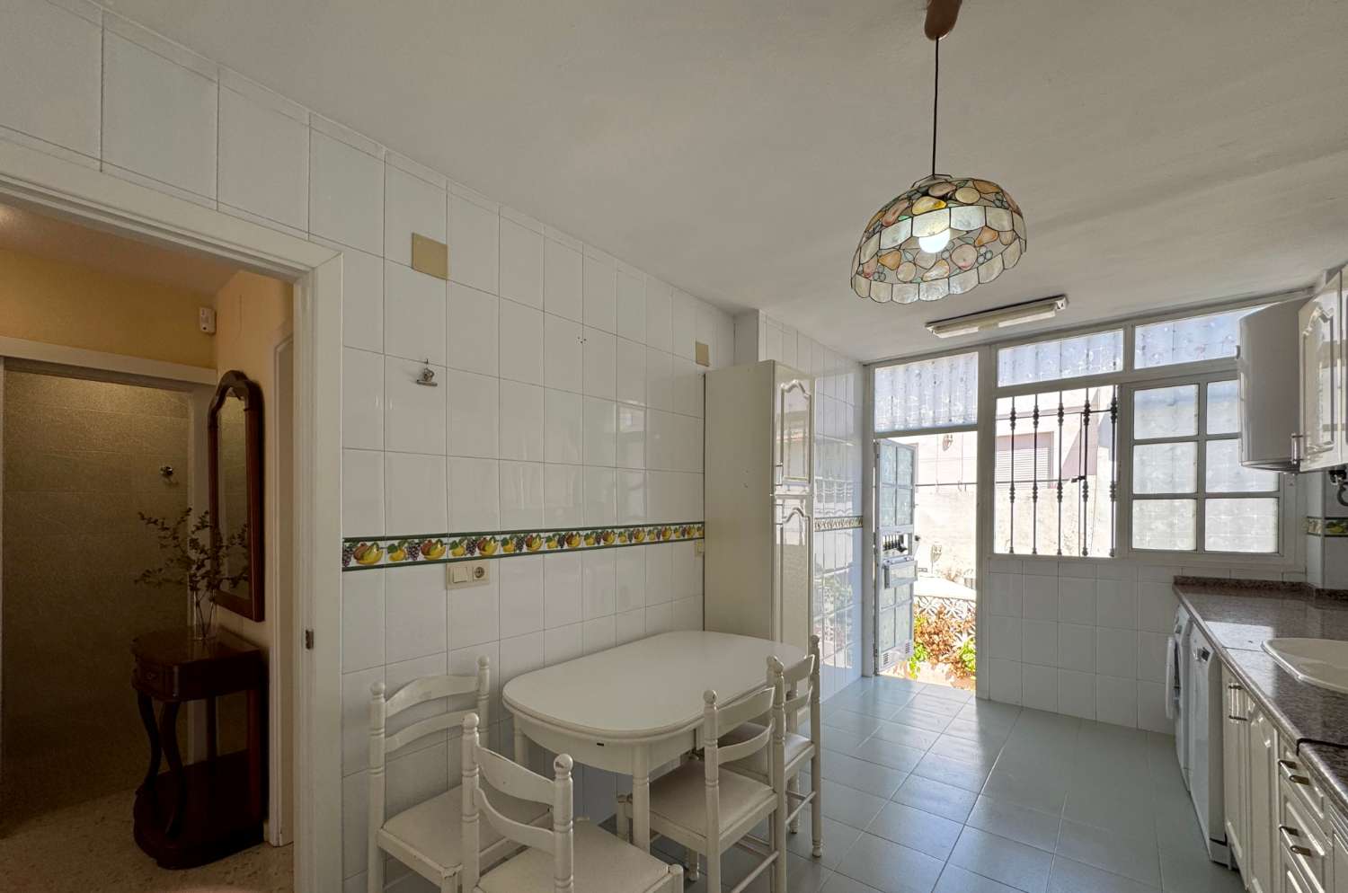 Chalet adosado en exccelente ubicación con parling privado y piscina comunitaria.