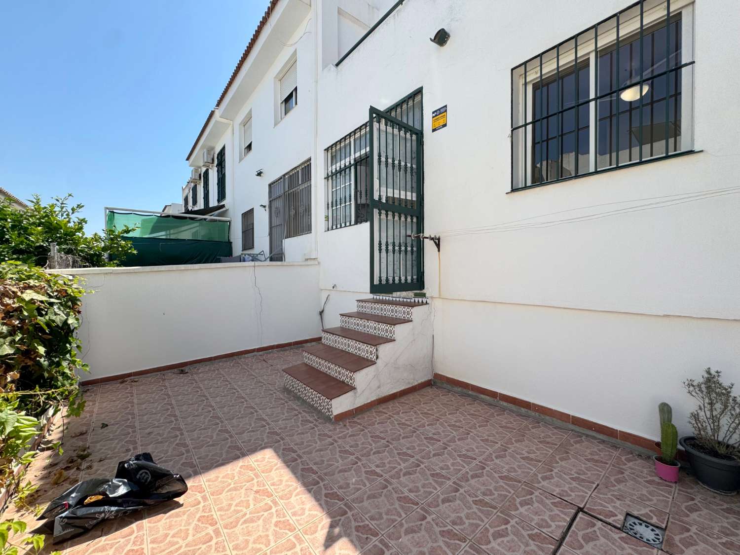 Chalet adosado en exccelente ubicación con parling privado y piscina comunitaria.