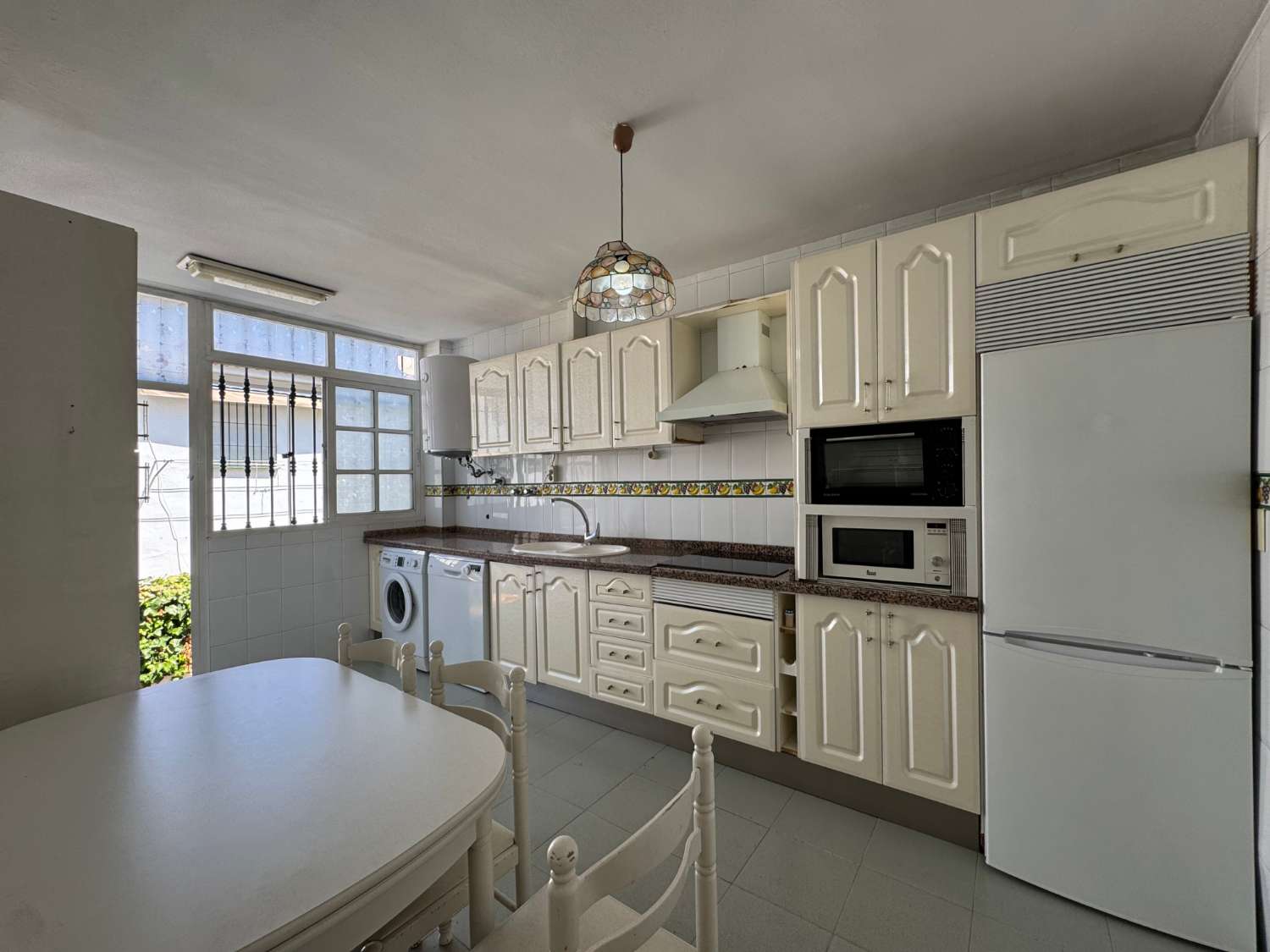 Chalet adosado en exccelente ubicación con parling privado y piscina comunitaria.