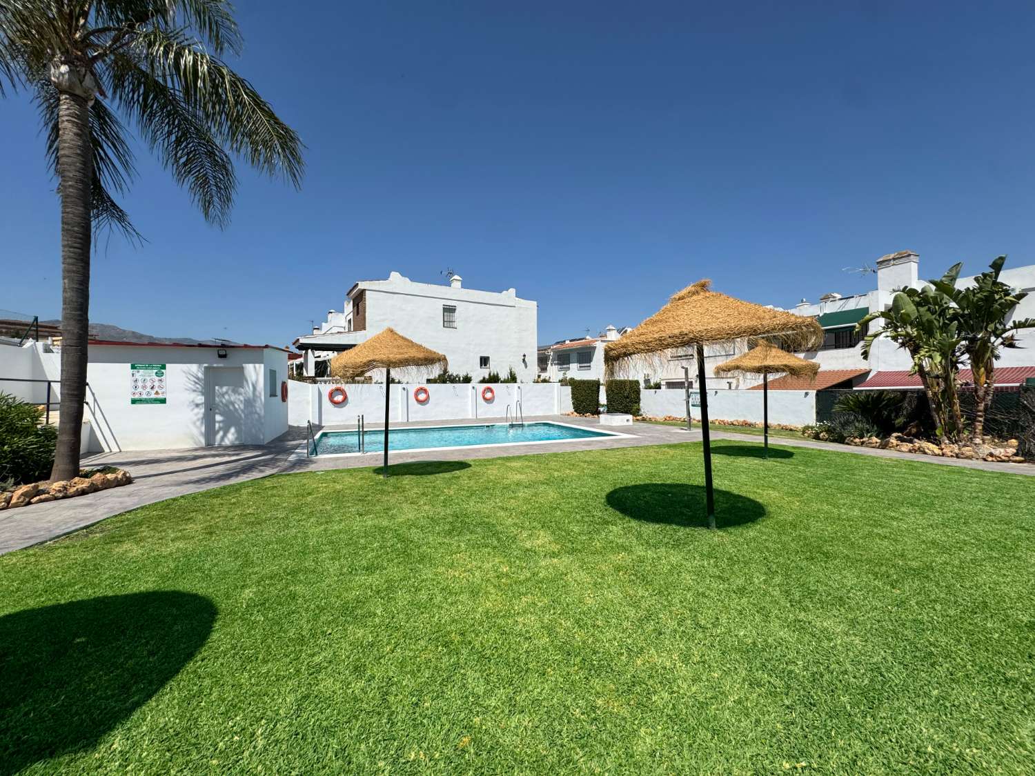 Chalet adosado en exccelente ubicación con parling privado y piscina comunitaria.
