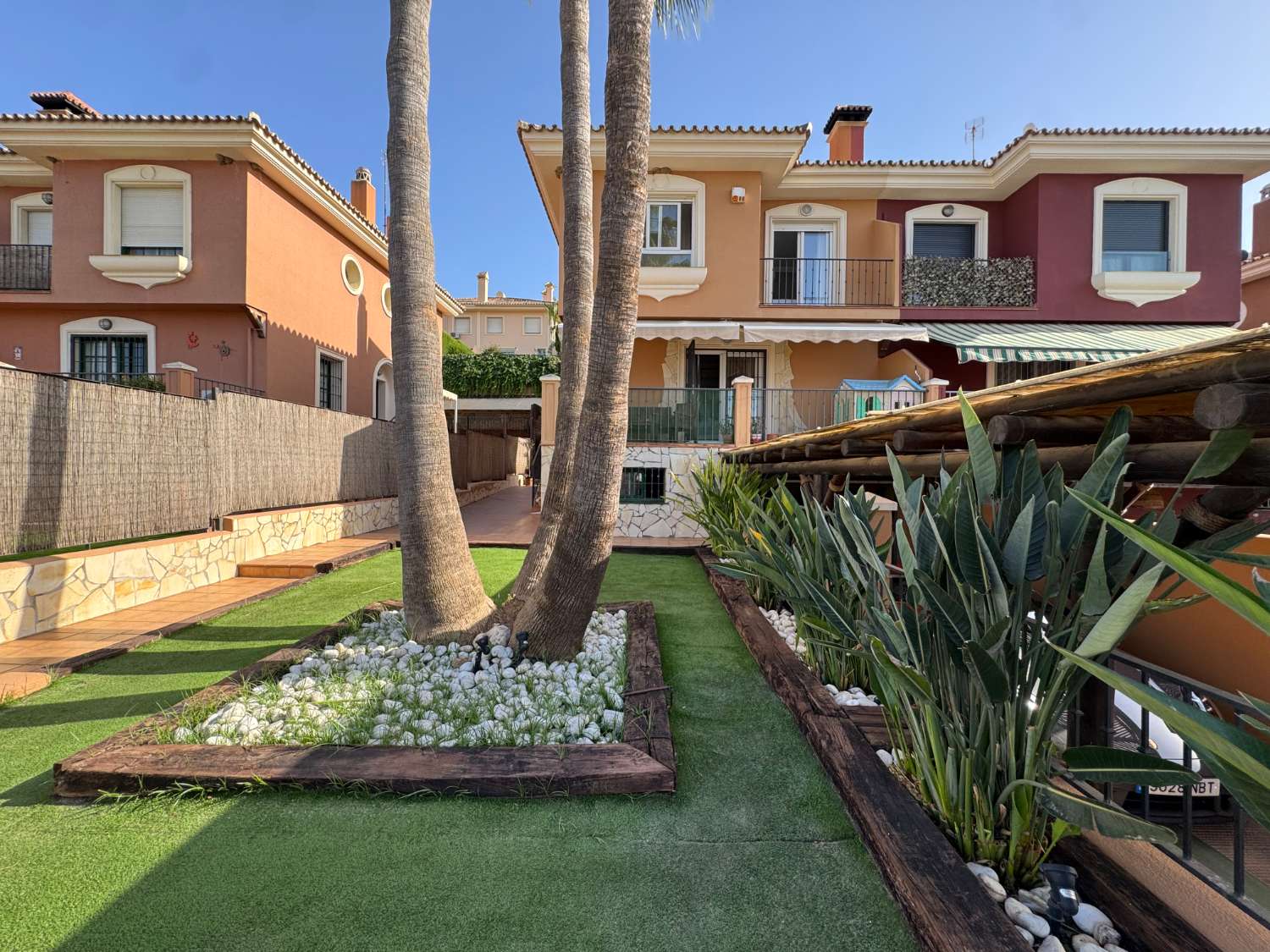 Gran pareado de excelentes calidades con excepcional jardín en urbanización.