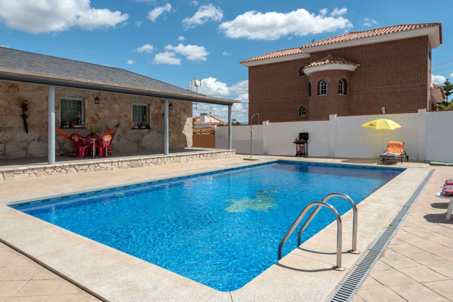 Exclusiva propiedad con dos viviendas independientes y amplia piscina en Fuensanguínes, Alhaurín de la Torre