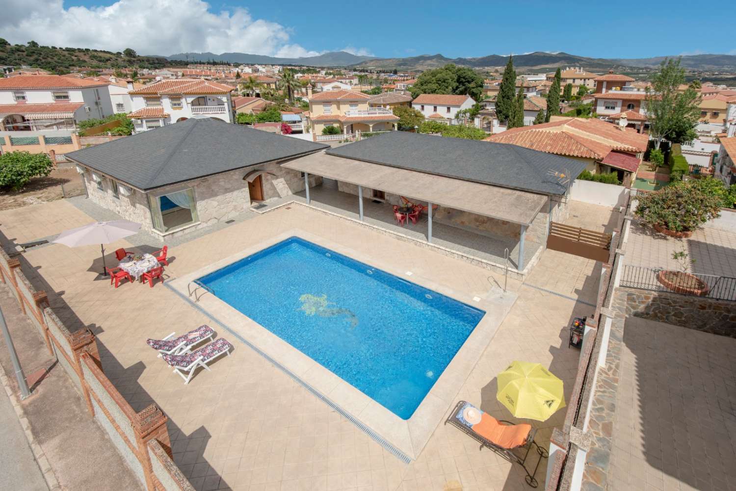 Exclusiva propiedad con dos viviendas independientes y amplia piscina en Fuensanguínes, Alhaurín de la Torre