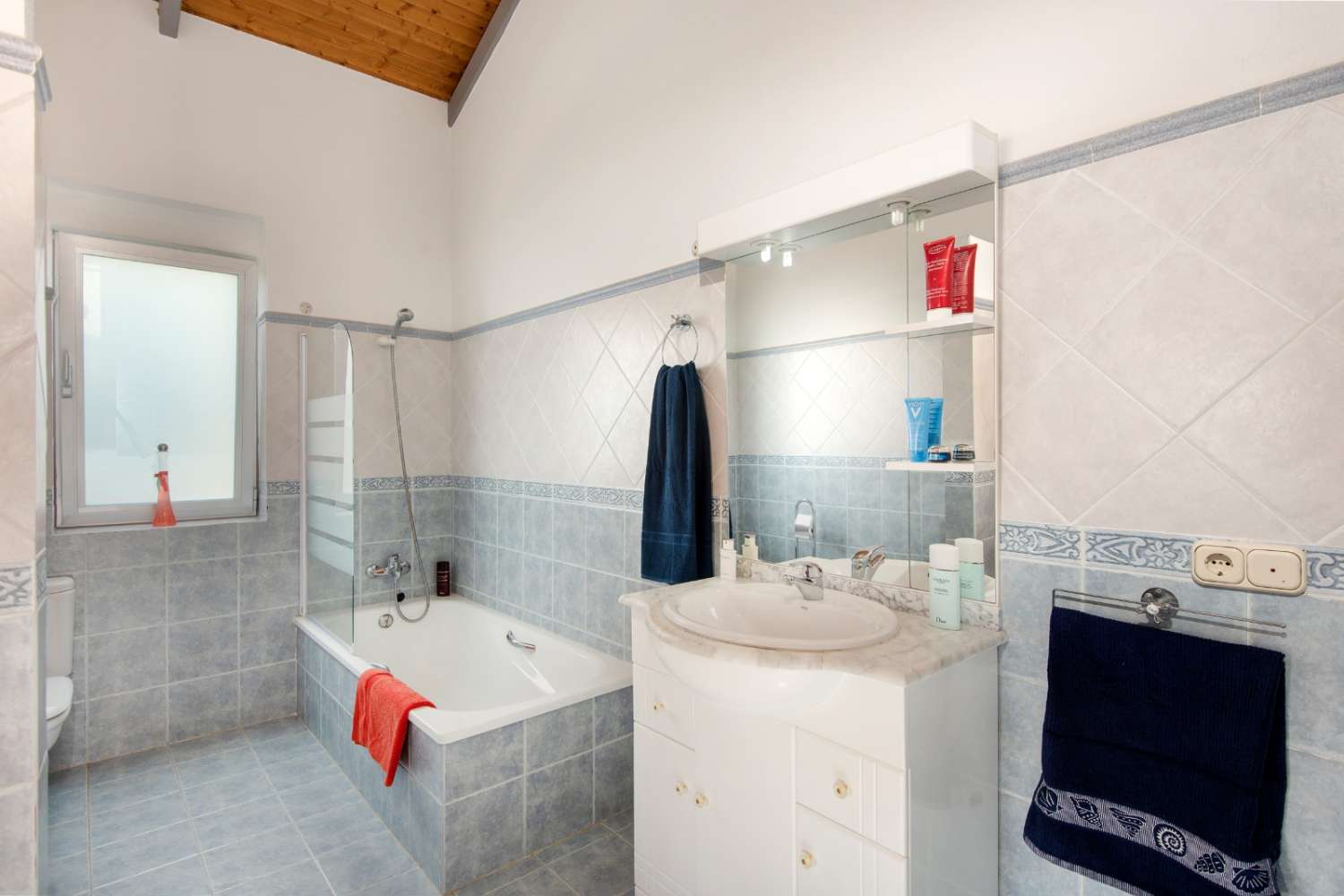 Exclusiva propiedad con dos viviendas independientes y amplia piscina en Fuensanguínes, Alhaurín de la Torre
