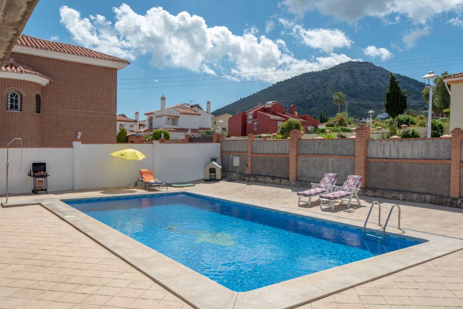 Exclusiva propiedad con dos viviendas independientes y amplia piscina en Fuensanguínes, Alhaurín de la Torre