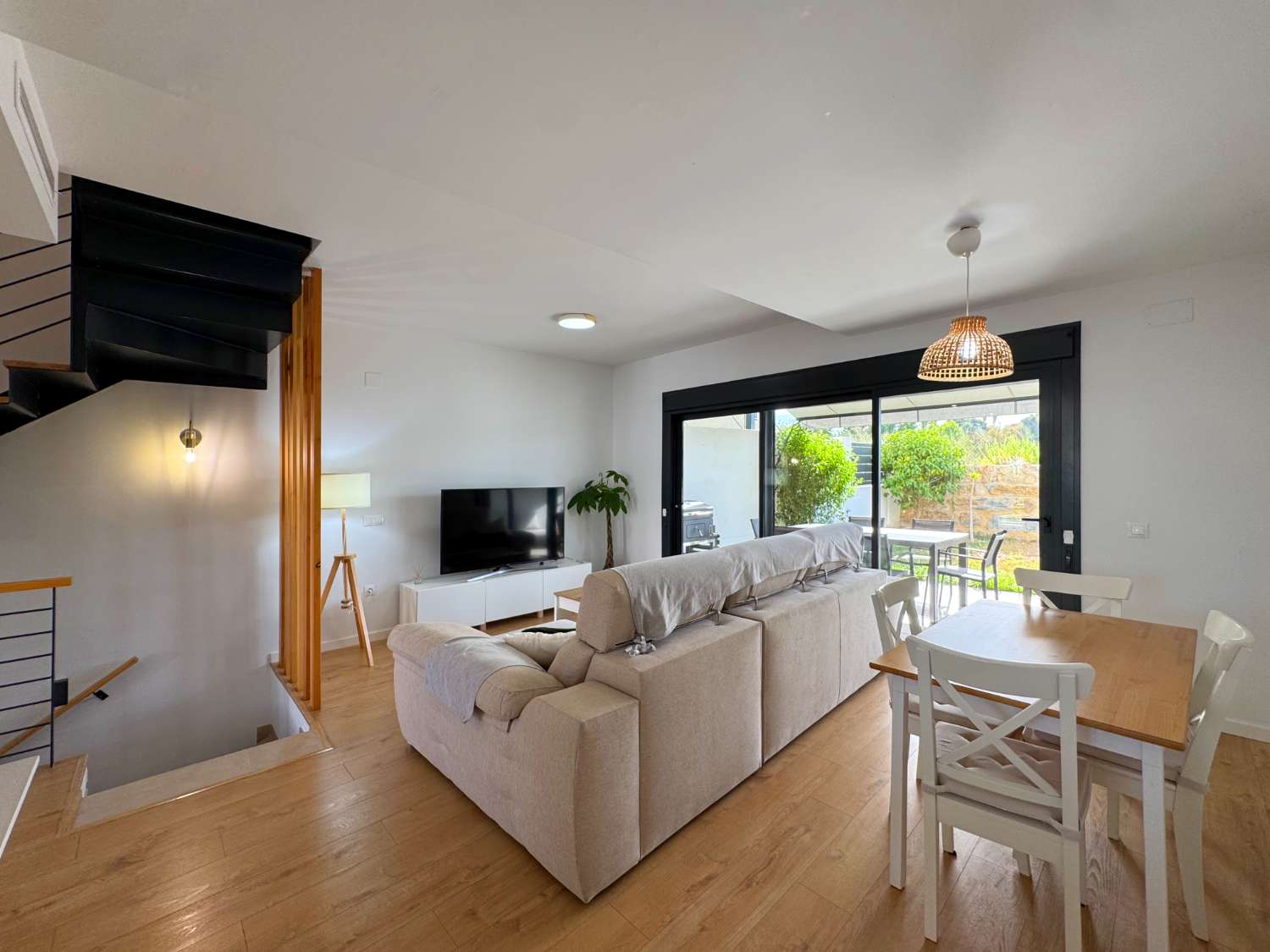 Impecable chalet adosado con jardín privado y piscina comunitaria.