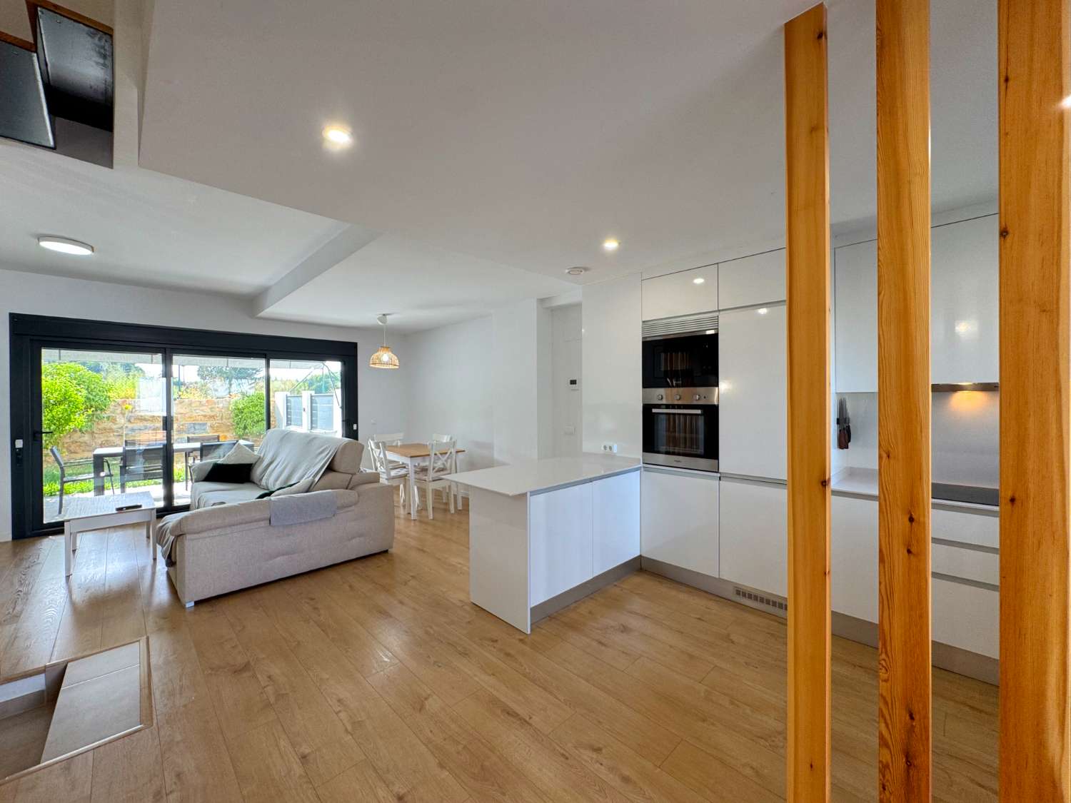 Impecable chalet adosado con jardín privado y piscina comunitaria.