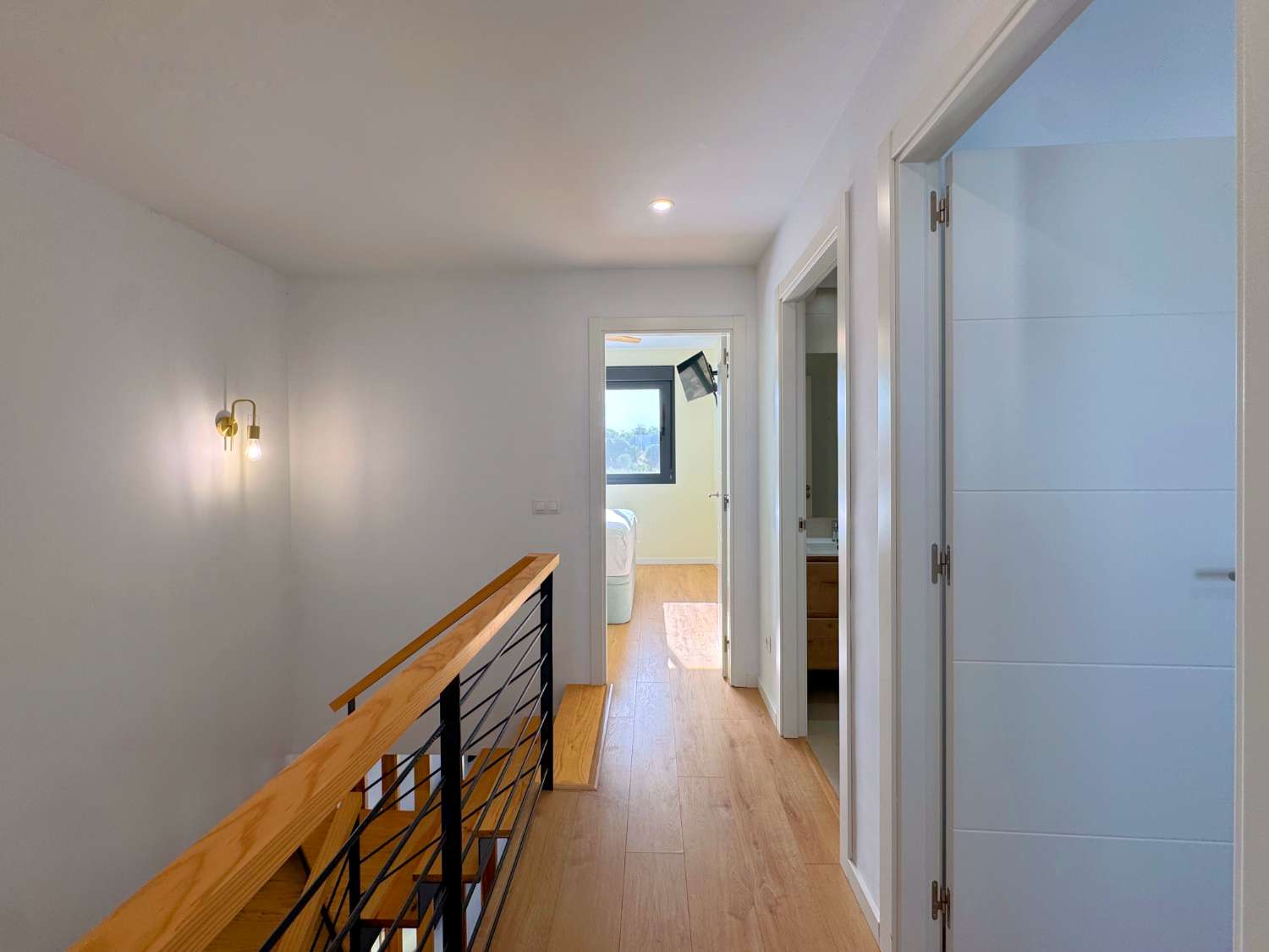 Impecable chalet adosado con jardín privado y piscina comunitaria.