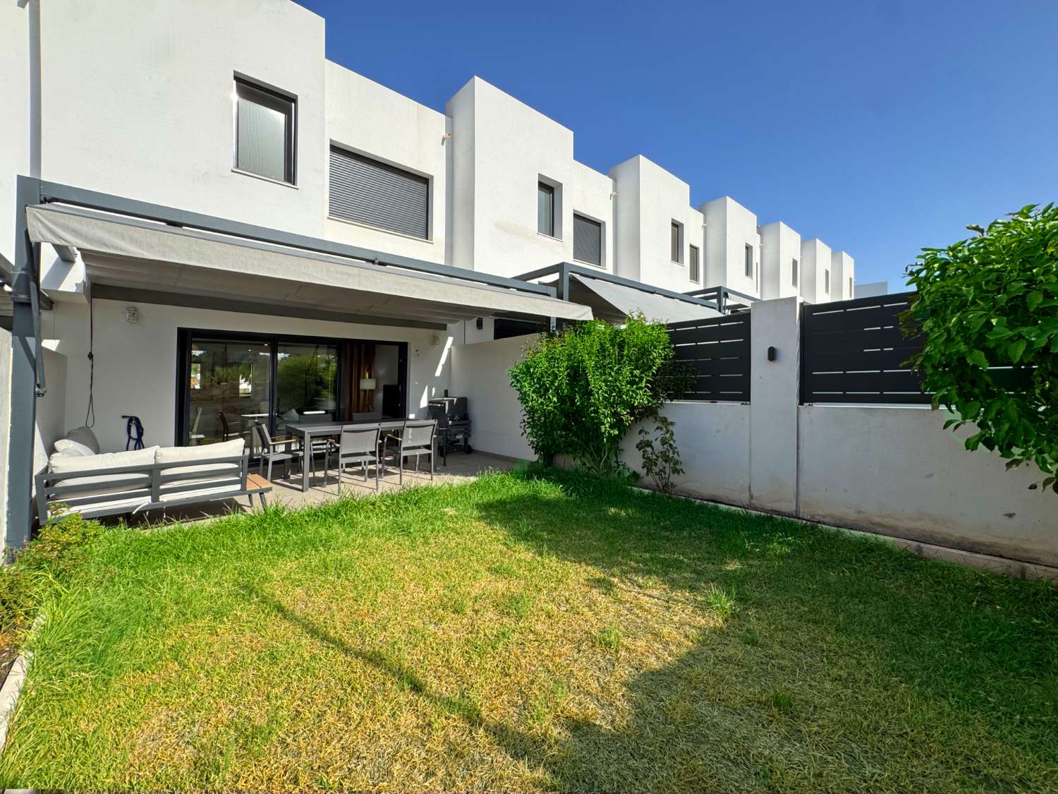 Impecable chalet adosado con jardín privado y piscina comunitaria.