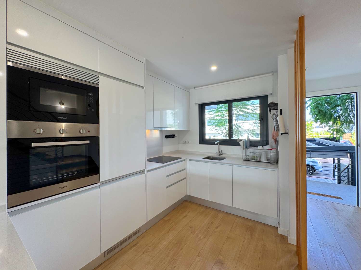 Impecable chalet adosado con jardín privado y piscina comunitaria.
