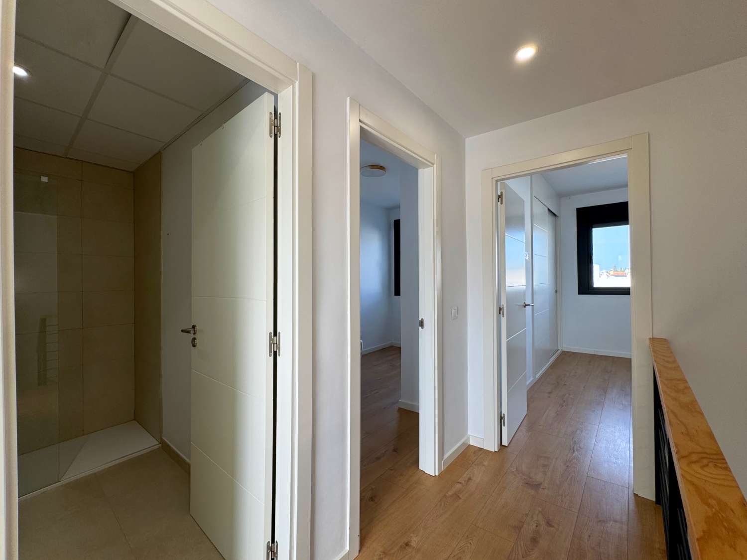Impecable chalet adosado con jardín privado y piscina comunitaria.