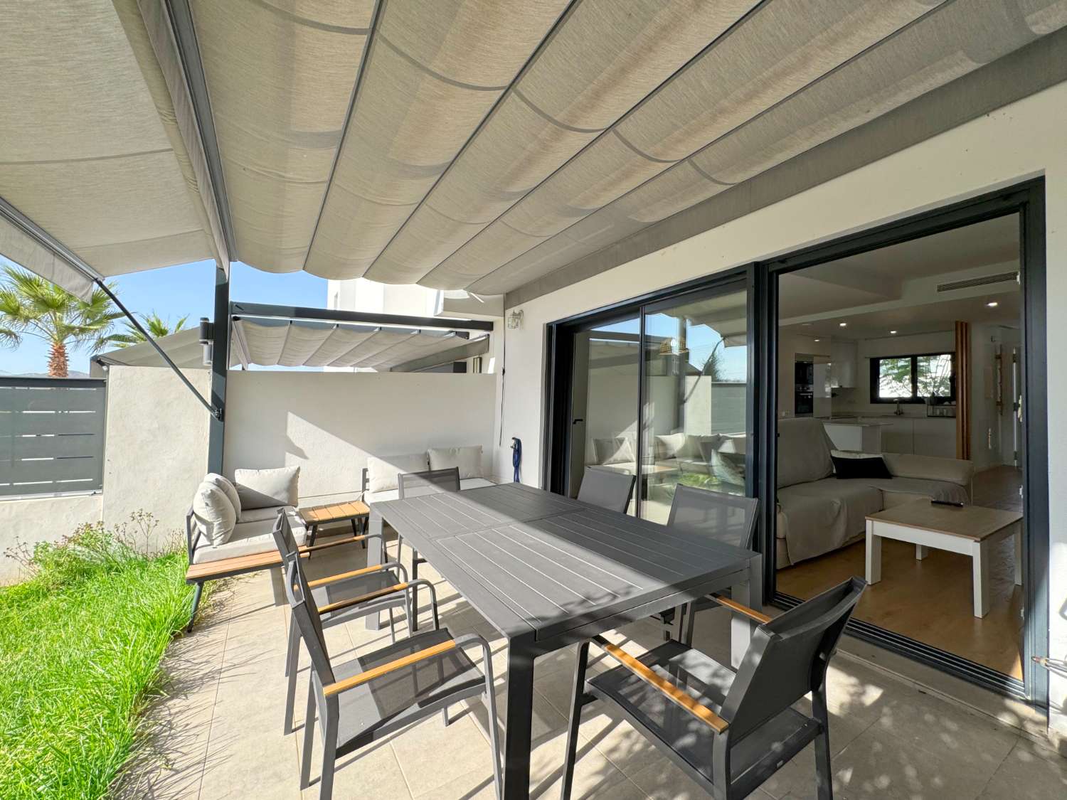 Impecable chalet adosado con jardín privado y piscina comunitaria.