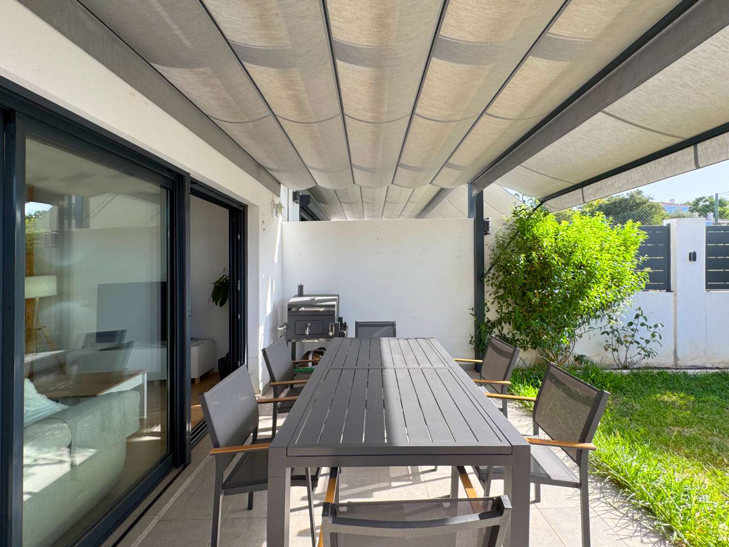 Impecable chalet adosado con jardín privado y piscina comunitaria.