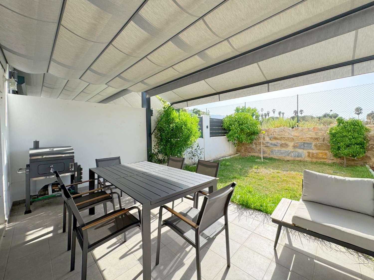 Impecable chalet adosado con jardín privado y piscina comunitaria.