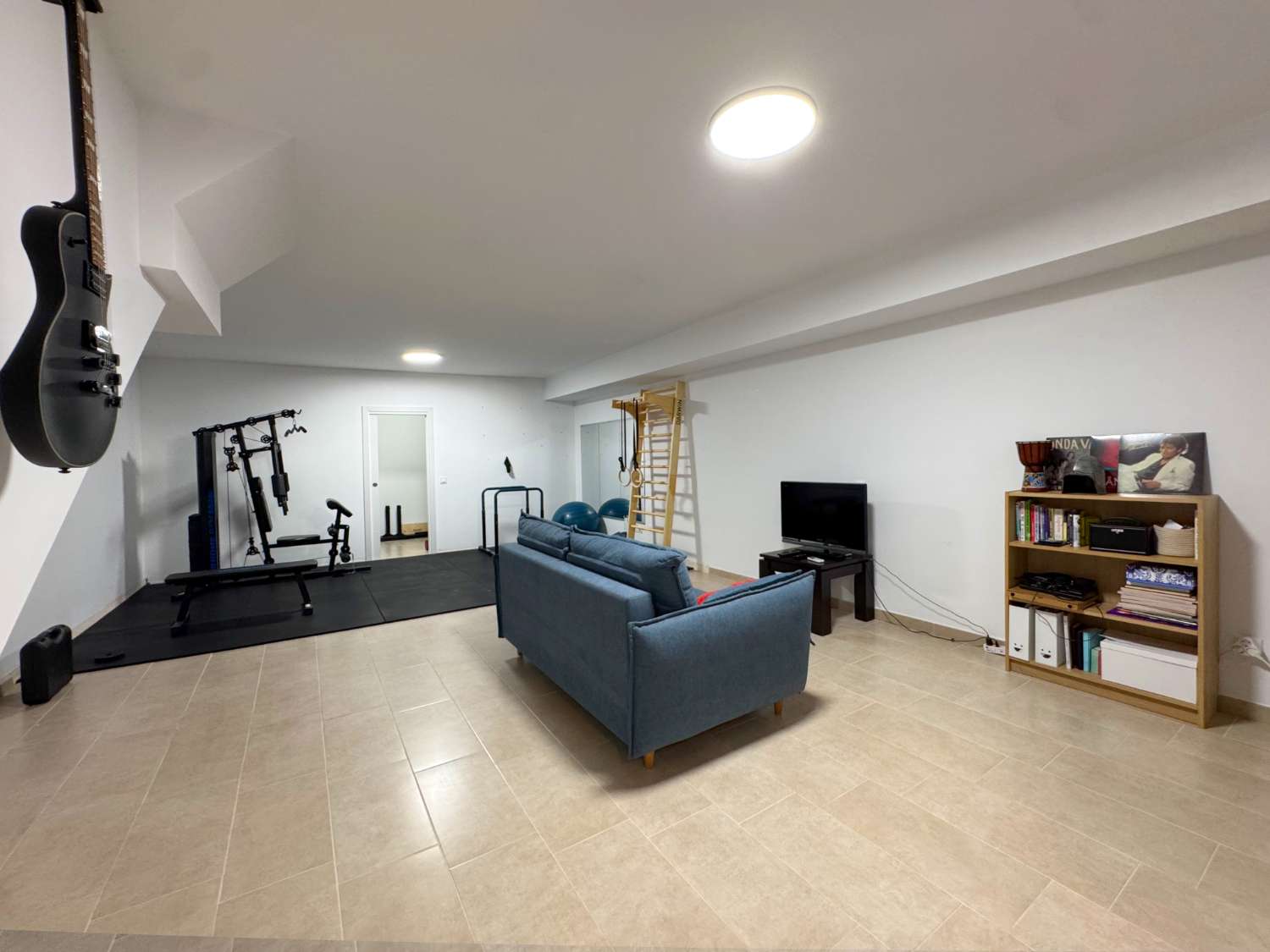 Impecable chalet adosado con jardín privado y piscina comunitaria.