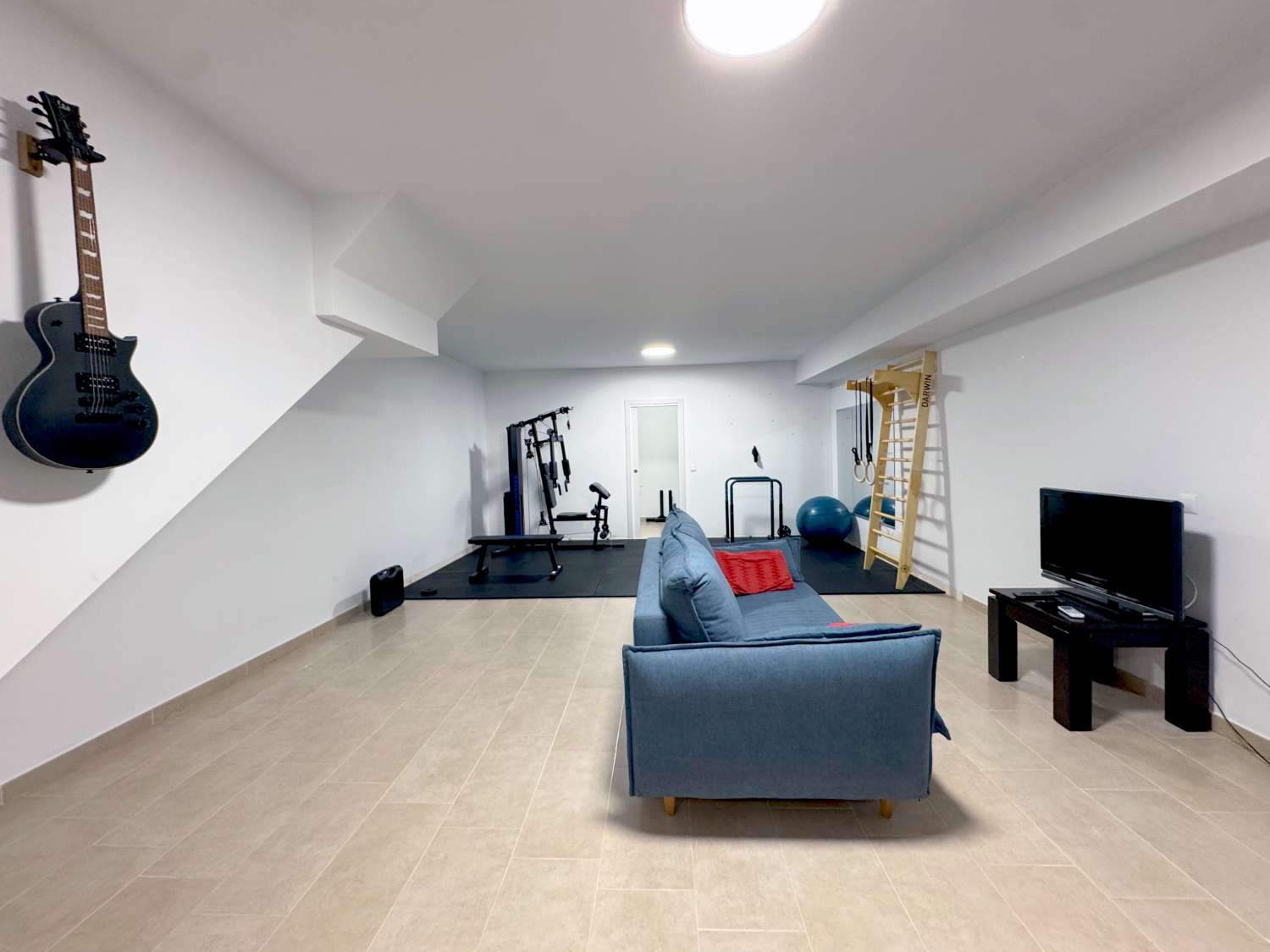 Impecable chalet adosado con jardín privado y piscina comunitaria.