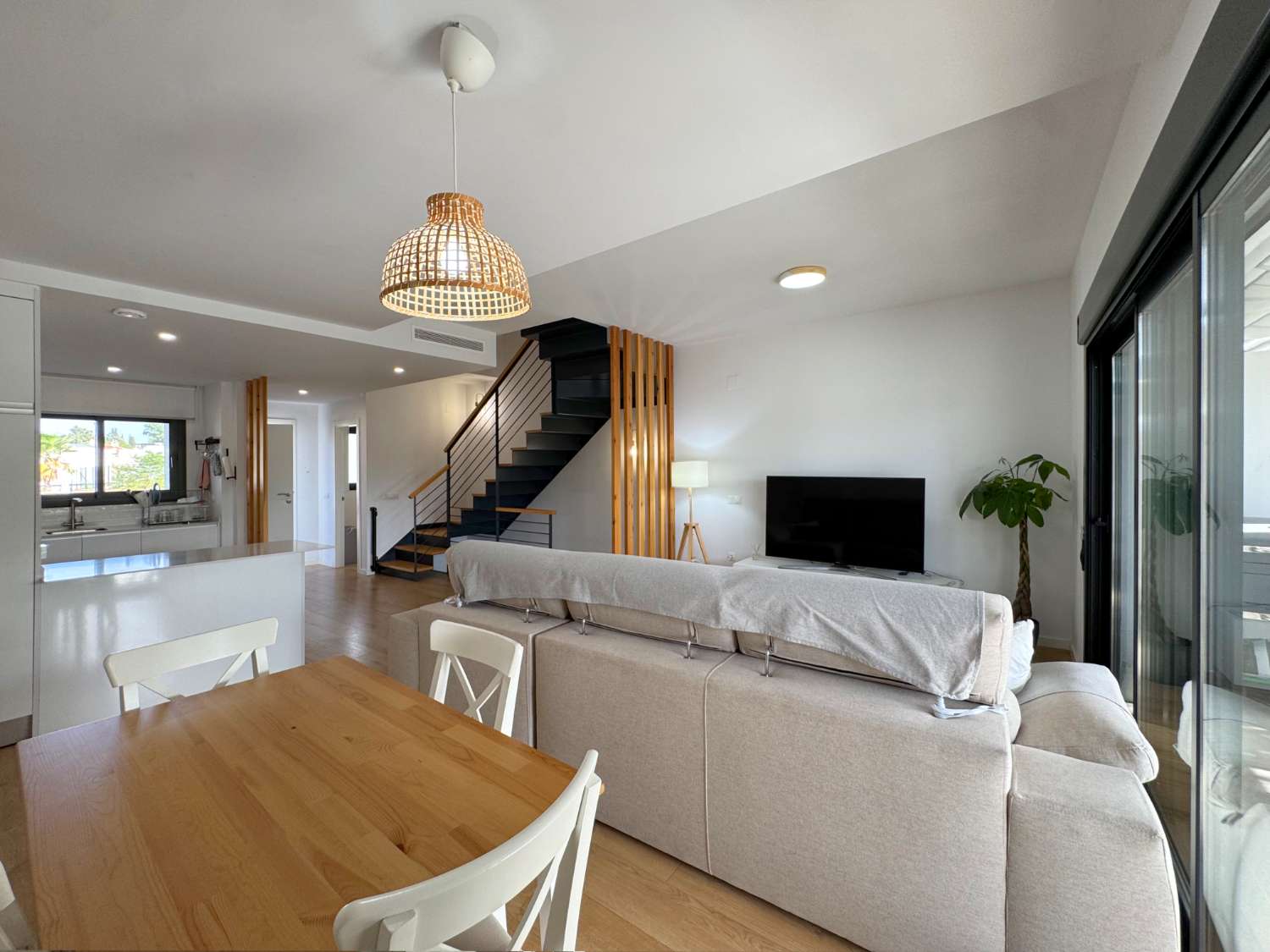 Impecable chalet adosado con jardín privado y piscina comunitaria.