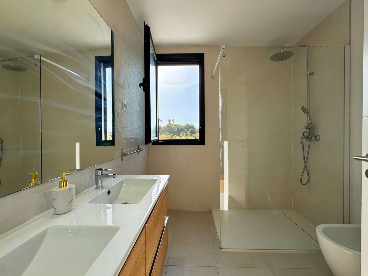 Impecable chalet adosado con jardín privado y piscina comunitaria.