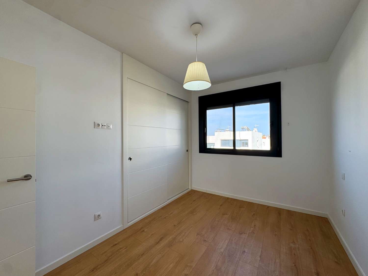 Impecable chalet adosado con jardín privado y piscina comunitaria.