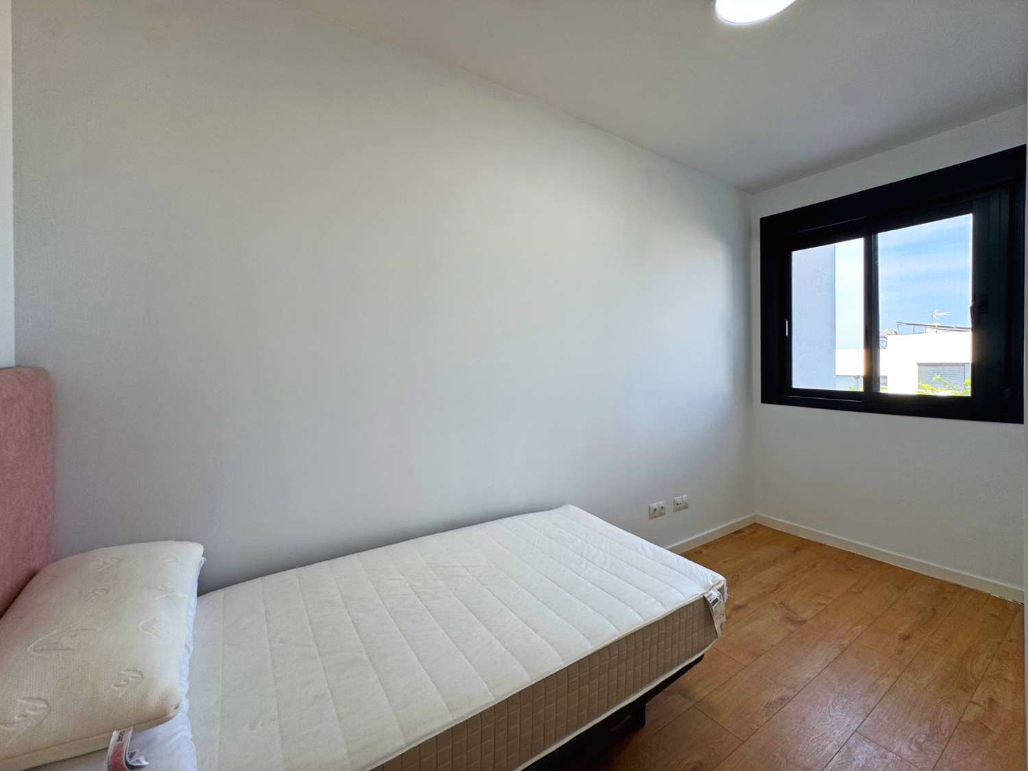 Impecable chalet adosado con jardín privado y piscina comunitaria.