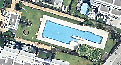 Impecable chalet adosado con jardín privado y piscina comunitaria.