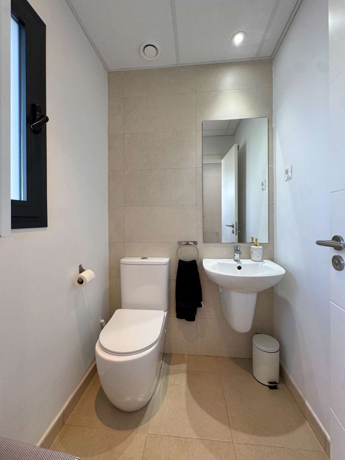 Impecable chalet adosado con jardín privado y piscina comunitaria.