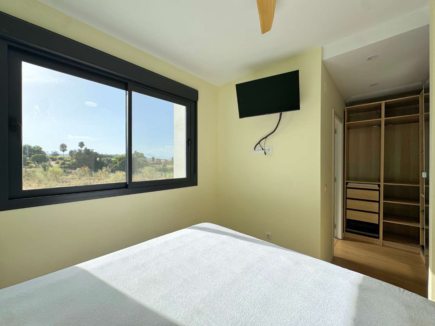Impecable chalet adosado con jardín privado y piscina comunitaria.