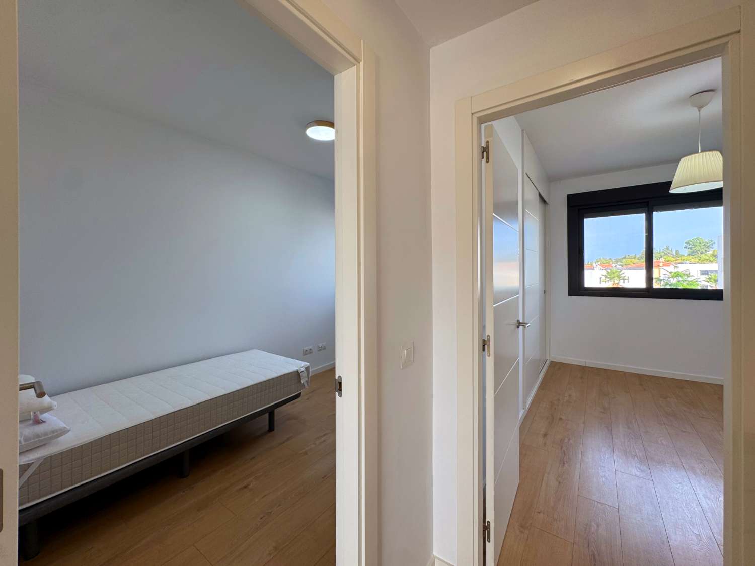 Impecable chalet adosado con jardín privado y piscina comunitaria.