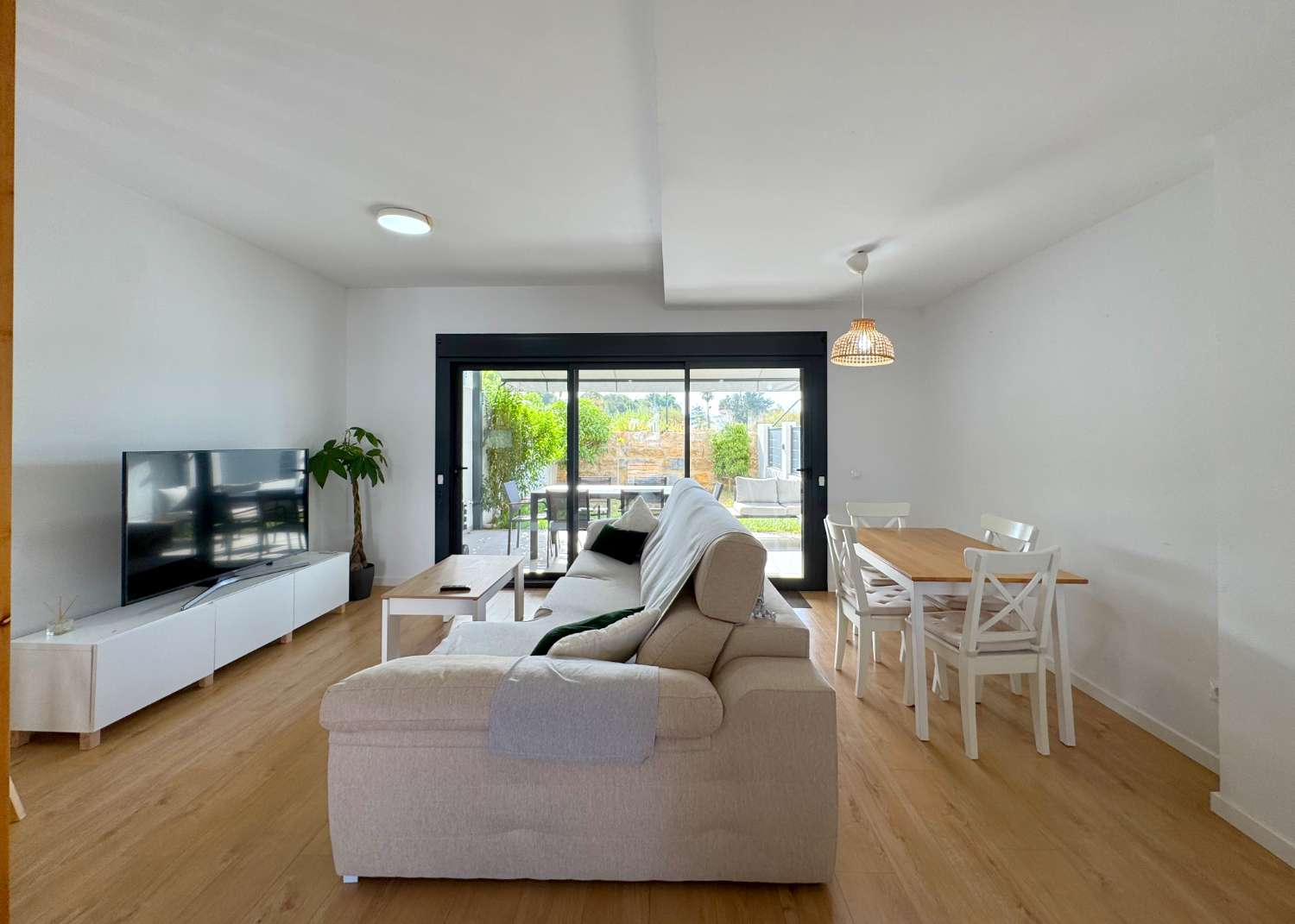 Impecable chalet adosado con jardín privado y piscina comunitaria.