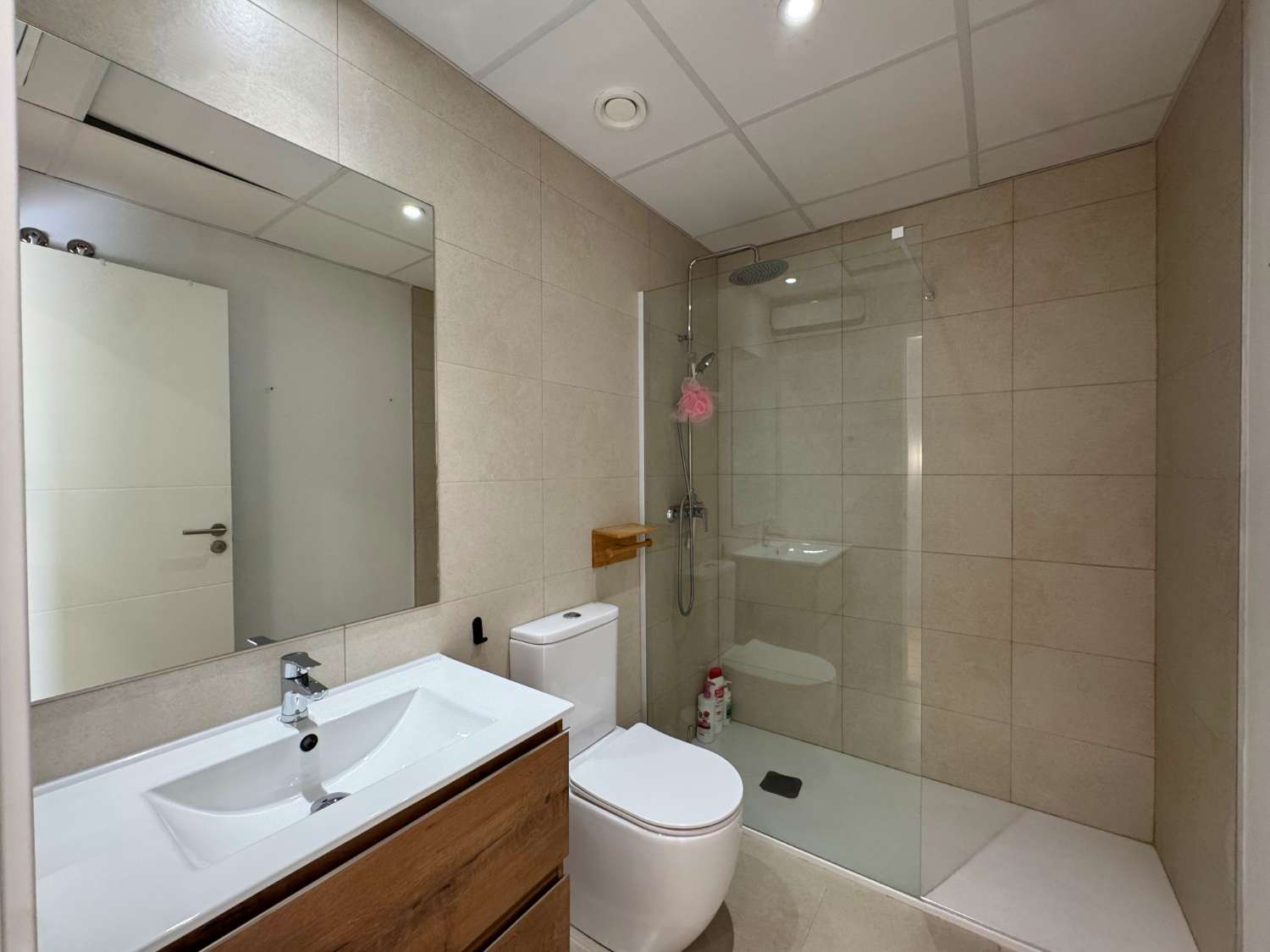 Impecable chalet adosado con jardín privado y piscina comunitaria.