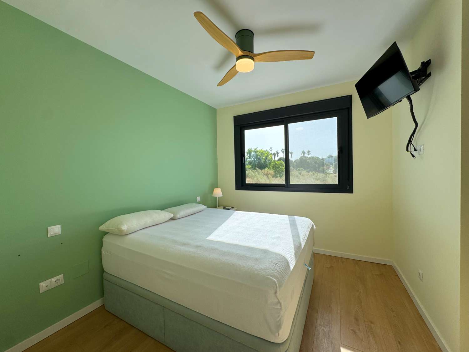 Impecable chalet adosado con jardín privado y piscina comunitaria.