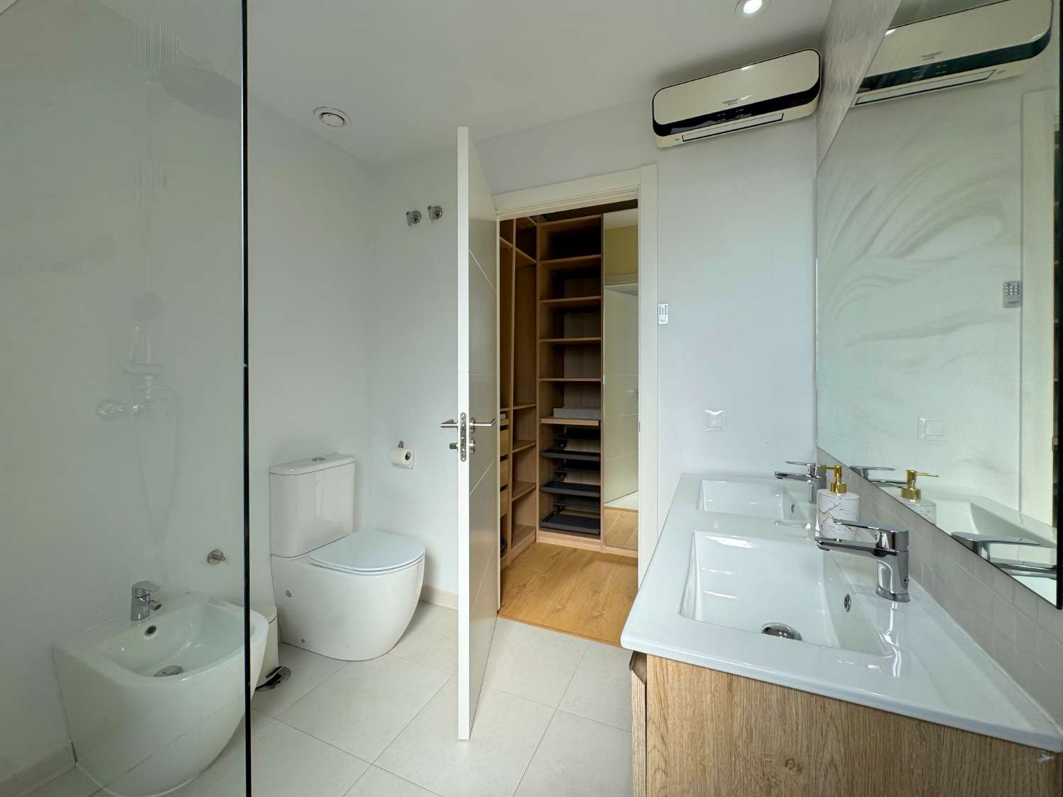 Impecable chalet adosado con jardín privado y piscina comunitaria.