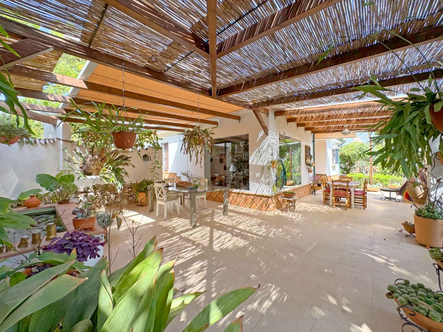 Maravillosa Villa mediterránea enclavada en un auténtico oasis de tranquilidad, privacidad y naturaleza.
