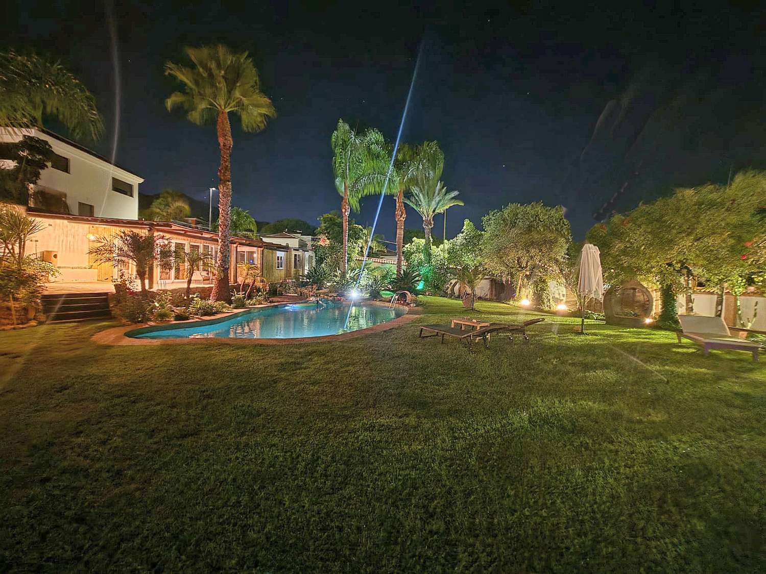 Villa enclavada en un gran jardín muy cuidado y con total privacidad y con casa de invitados.