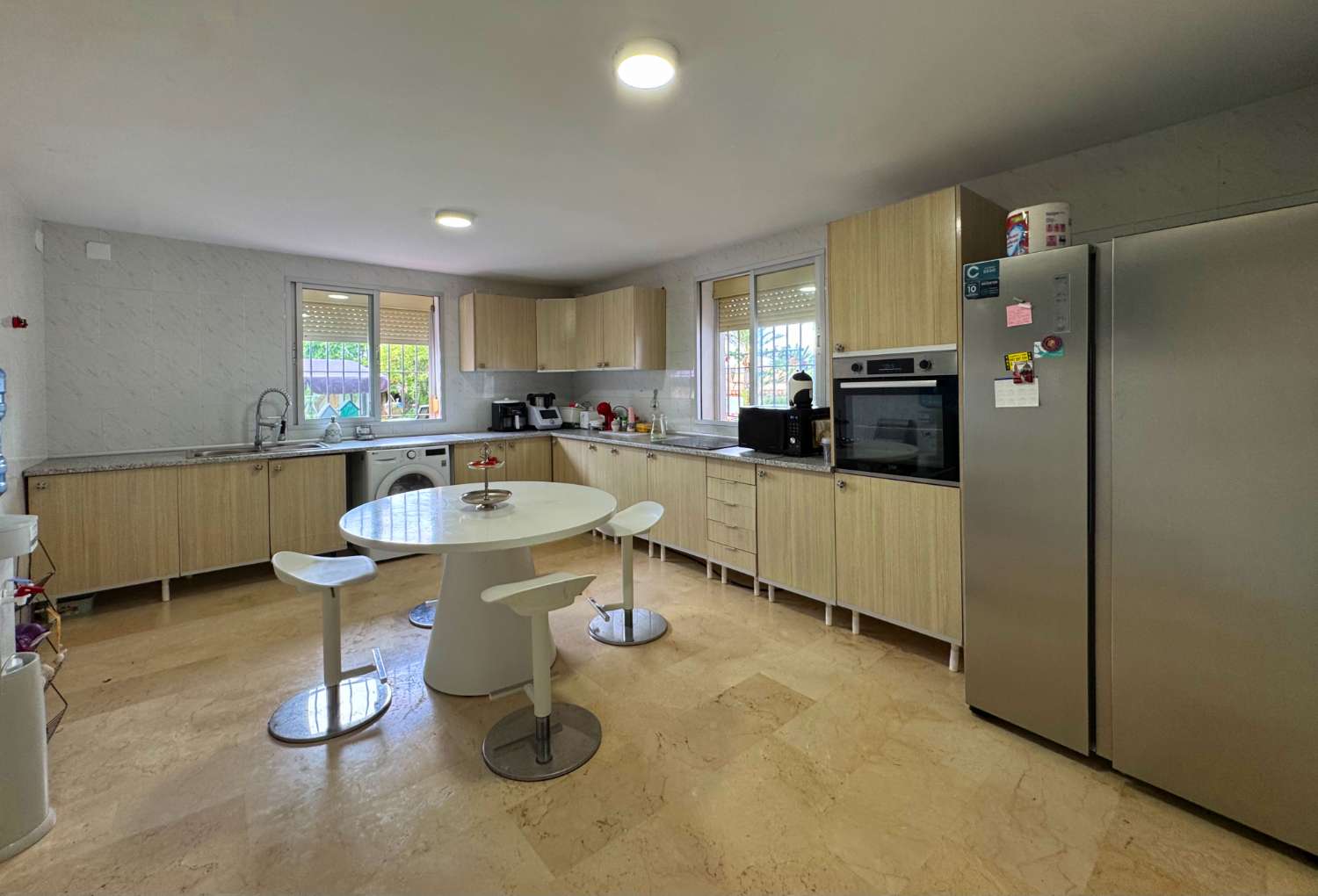 Villa enclavada en un gran jardín muy cuidado y con total privacidad y con casa de invitados.